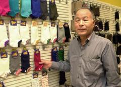 【訃報】「靴下屋」会長夫妻、軽トラにはねられ死亡 運転の45歳容疑者逮捕