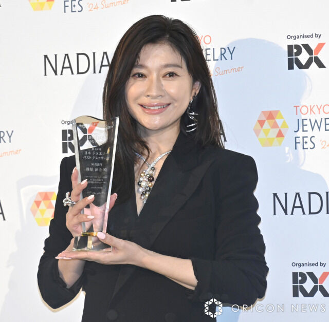 【芸能】篠原涼子（50）全身ショットにネット衝撃