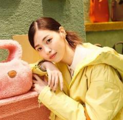 西野七瀬、胸元＆二の腕チラ見えの黒衣装がカッコいい。
