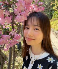 島崎遥香、腹ちらデニム姿がセクシー！チューリップ畑に降臨した女神様