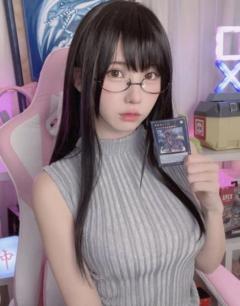 えなこ、「黒髪ニットメガネお姉さん」が萌え要素しかない！