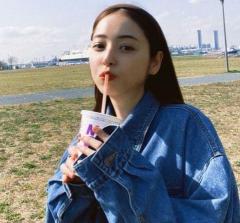 佐々木希、小花柄ワンピがはだけて片足あらわ。レアなメガネスタイルとの絶妙バランス