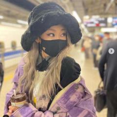 【発見】倖田來未、新幹線ホームでの姿に驚きの声「こんな服着てたら一発でバレる」