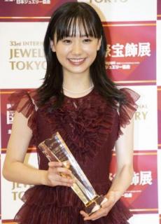 芦田愛菜、ボディの“S字ライン”クッキリ急成長