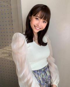 フジ新人･渡邊渚アナ 白の∨ネックニットでＧカップ「なぎパイ」チラリに視聴者歓喜！