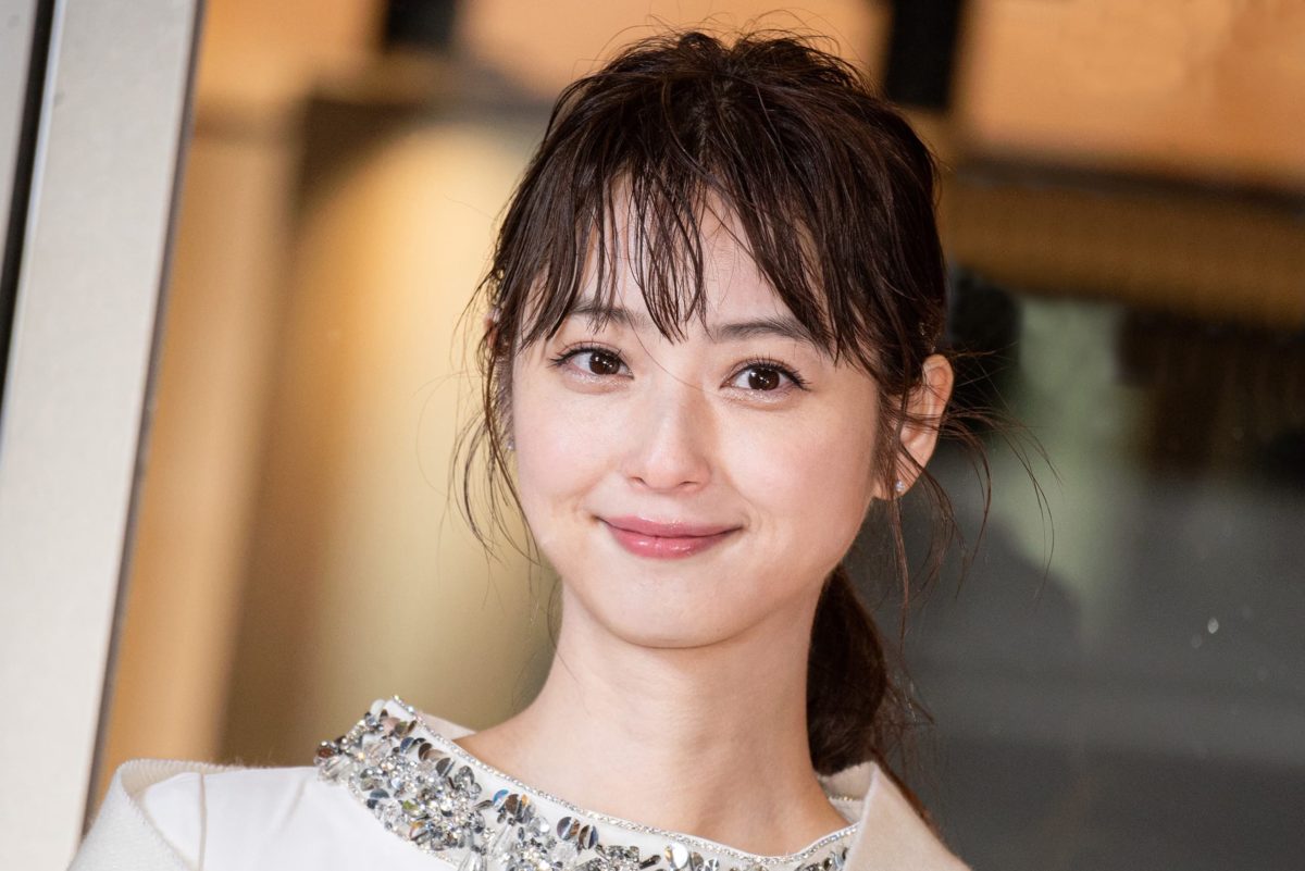【モデル】佐々木希、“完売画家”中島健太氏が描いた油絵にファン騒然
