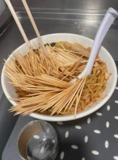 ラーメンに爪楊枝を大量にぶち込む 迷惑客の逆ギレ行動に店主激怒「2度と来るな」