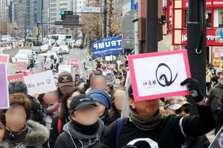 【新宿300人デモ】ノーマスクでワクチン反対を訴える人々　