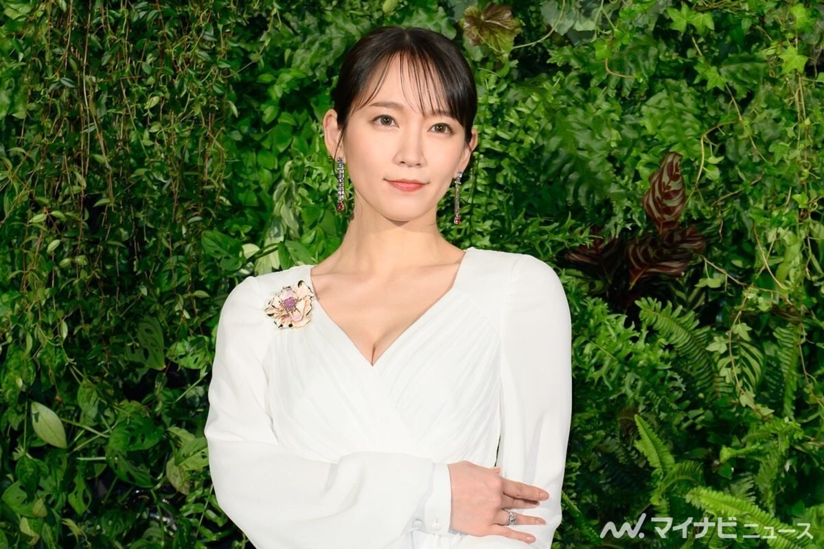 【芸能】吉岡里帆、美谷間のぞく白のロングドレスで魅了　