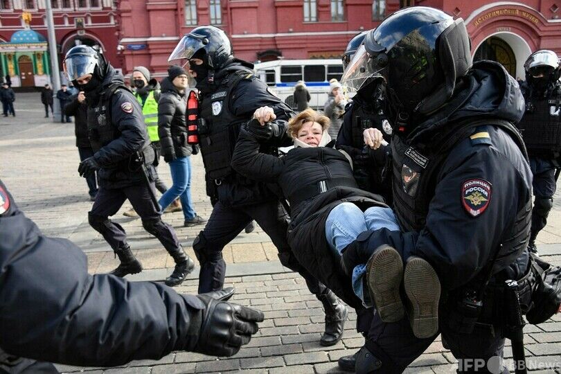 ロシアで「プーチン離れ」か　38都市で反戦デモ、ルーブル暴落で隣国へ“出国”の動き