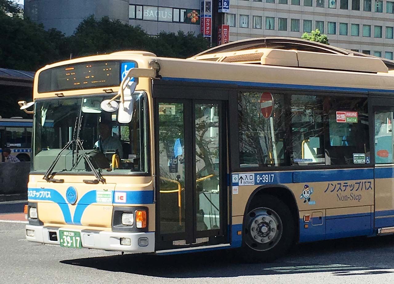 【社会】バスに偶然乗っていた妻と休憩時間中に車内で飲食　