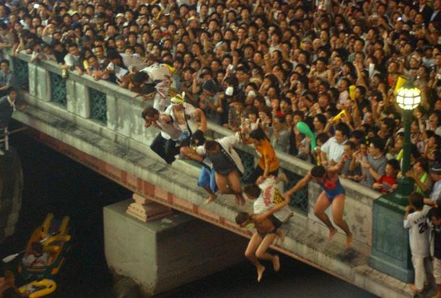 道頓堀での阪神優勝ダイブ！警察も止められない興奮の瞬間