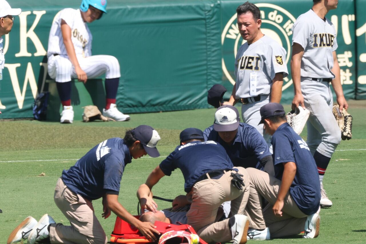仙台育英の試練！甲子園での2人の選手、足をつって運び出される