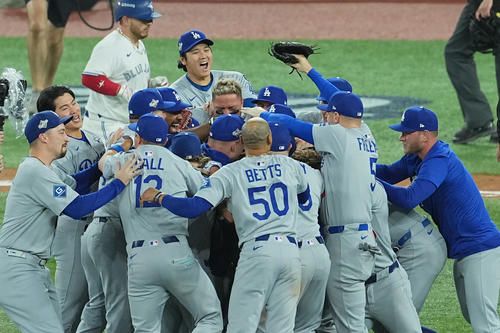 【朗報】ドジャース連覇、大谷世界一で盛り上がる新橋駅ｗｗｗ