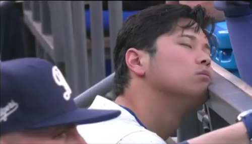 大谷翔平【衝撃動画公開中】試合中に居眠り？その瞬間
