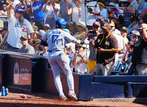 大谷翔平、ヤジを受け流して仲良くハイタッチやんけ！【朗報】