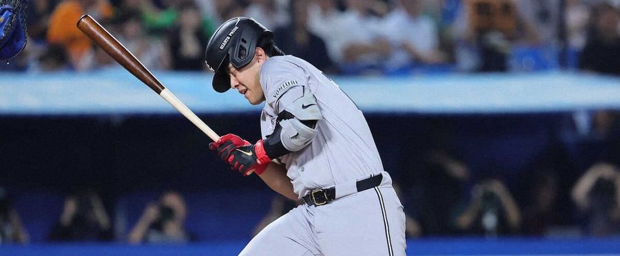巨人：岡本が死球受けてヤクルトの奥川に睨みつけた！