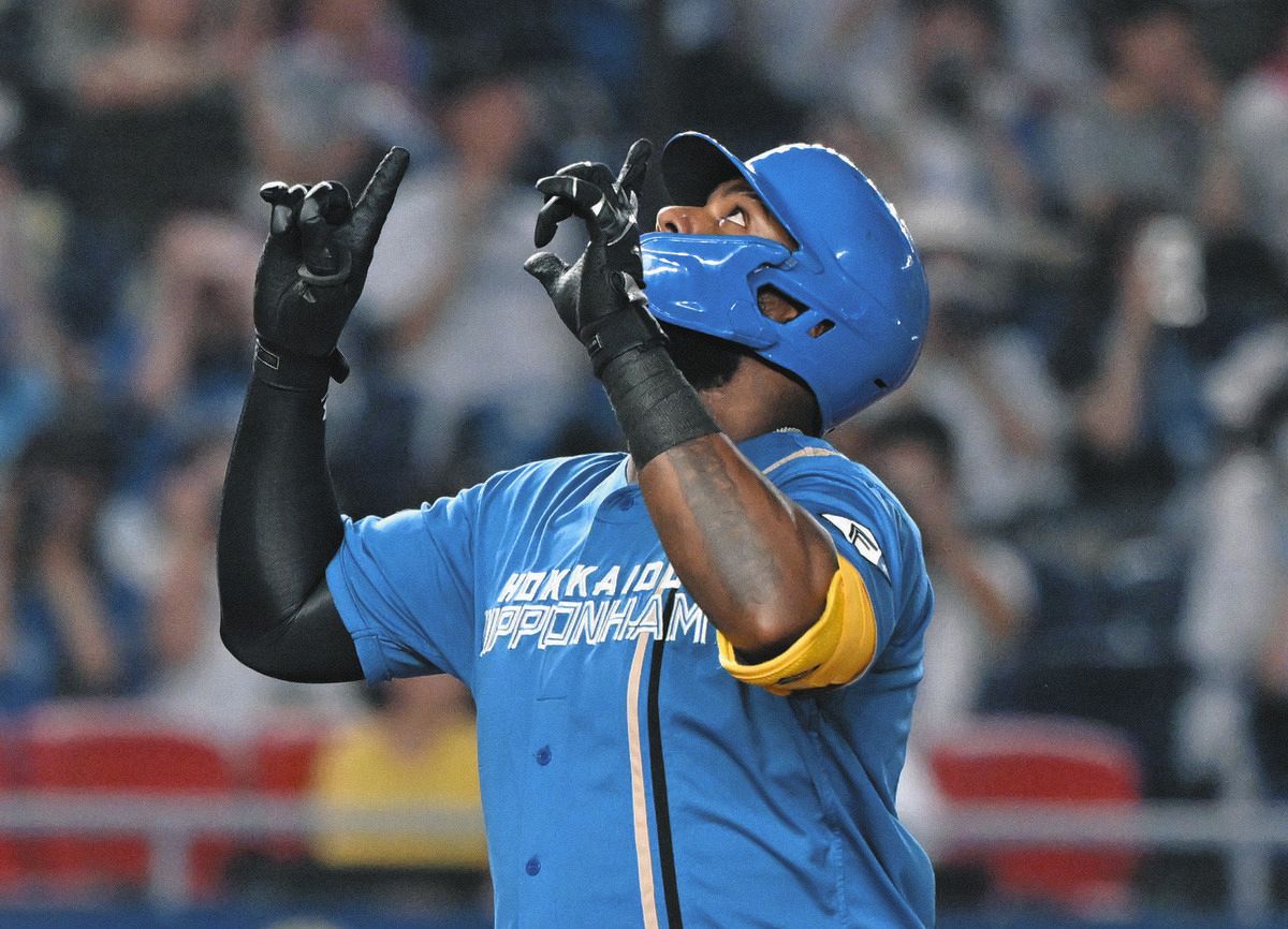 日本ハム・レイエス2安打2打点、郡司6号HR