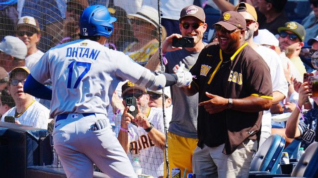 大谷翔平がハイタッチ　野次飛ばした男「試合後にキスを飛ばしていった」