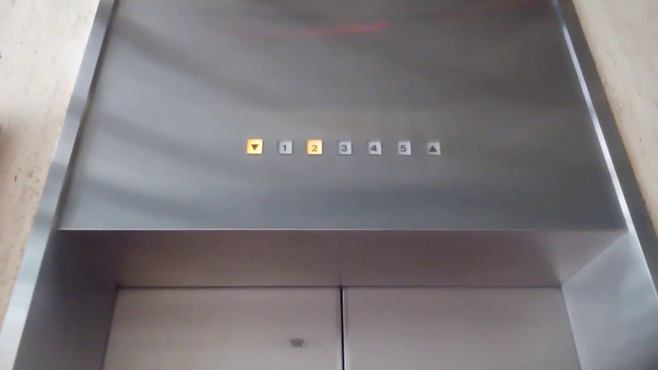 2階から1階に降りたいのに…満員のエレベーターばかり トイレを我慢していた車椅子YouTuberのお願い「そっち(階段)使ってほしいなぁ」