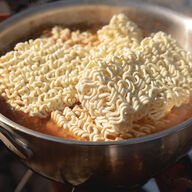 驚愕！エジプトの10代がラーメン3袋を生食し死亡、何が起こったのか？