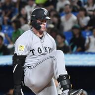 キャベッジ、怒りのバット折り！神宮球場が騒然に