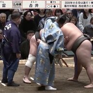 まさかのハプニング！審判長の叫びに行司もアタフタ？