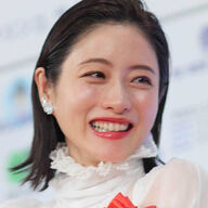 女優・石原さとみ、第2子誕生！家族4人の物語が始まる