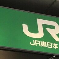 走行中の衝撃！東北新幹線で発生した窓ガラス破損の事例