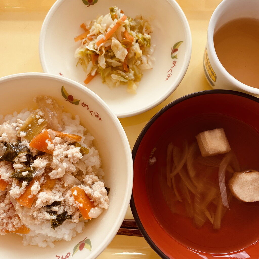 園児の給食問題：釜に混入したボタン電池の恐怖