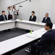 政治の舞台裏：ガソリン税廃止議論の全貌とその影響