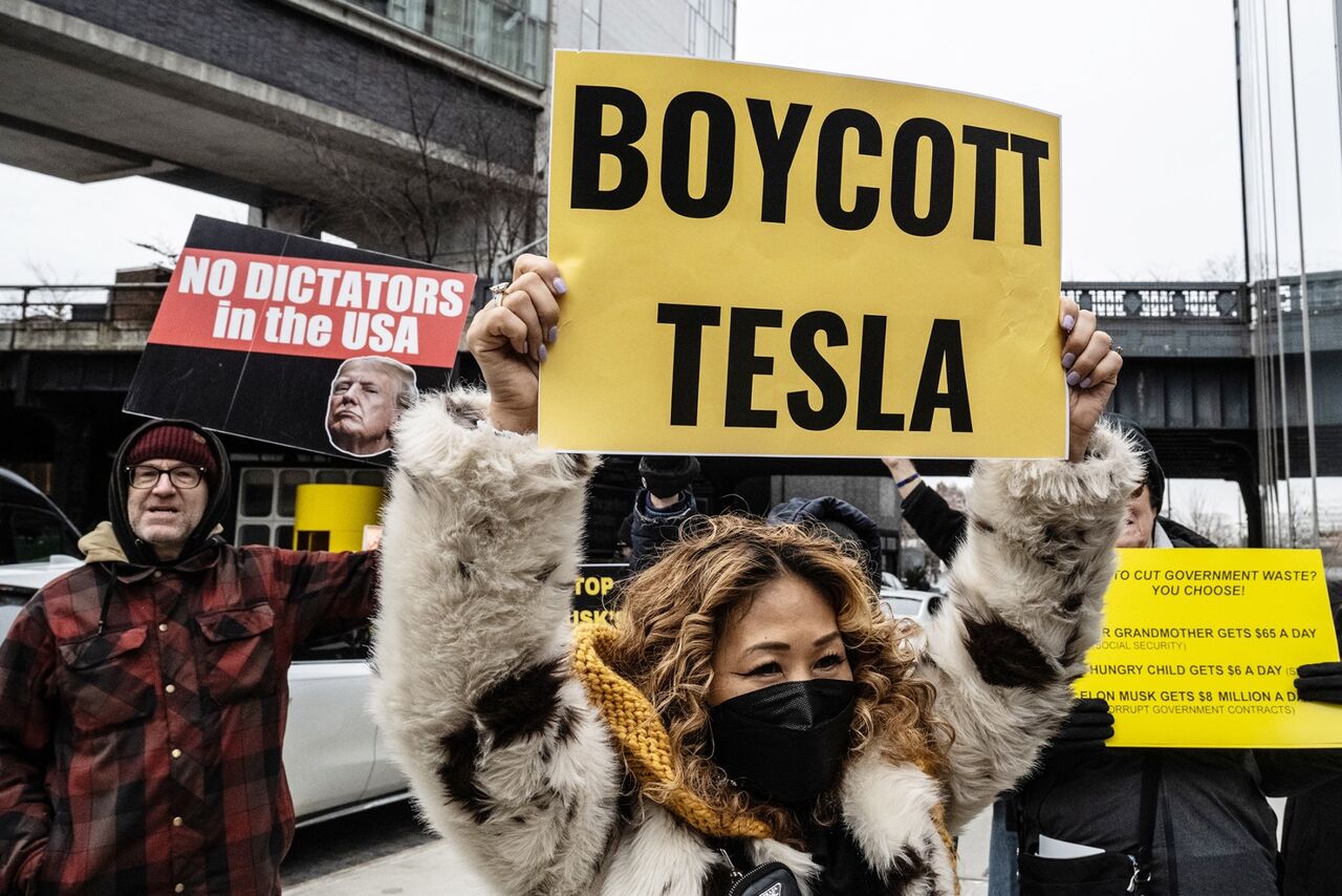 テスラ株価が4割下落！マスク氏の人気と販売に潜むリスクとは？