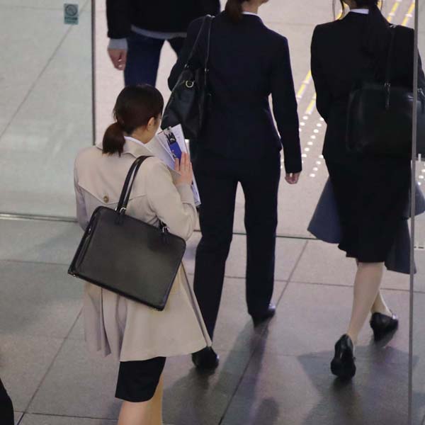 実績をあげた社員への還元を求める氷河期世代の声と三井住友銀行の初任給引き上げ