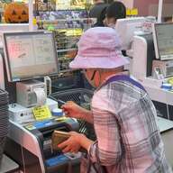 高齢者が直面するセルフレジの壁：飲食店を失ったシニアの声
