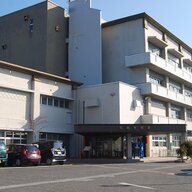 湖岸道路の事故：僧侶が運転する車が引き起こした衝撃的な出来事