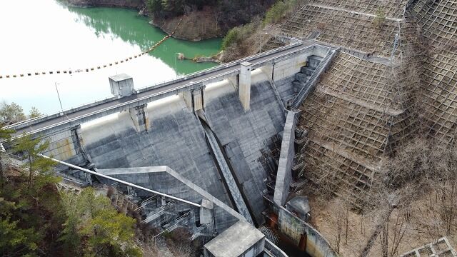 奈良のダム湖で起きた悲劇：家庭の不幸と児童相談所の役割
