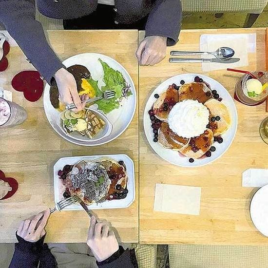 真上からの美味しさを捉える！若者に人気の新しい食事撮影スタイル