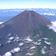 富士山登山の新時代：入山料4,000円と時間規制の影響