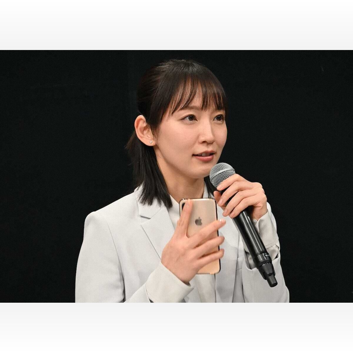 吉岡里帆が語る！7年間機種変更なしでもまだ使える理由