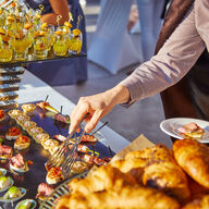 ホテル朝食ビュッフェでのNG行為とは？知っておくべきマナーガイド