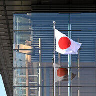 国旗損壊罪、罰則なし案浮上？