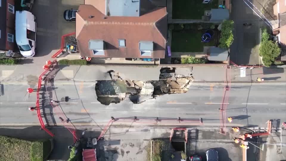 英国の道路陥没: 20mの穴と安全対策の重要性
