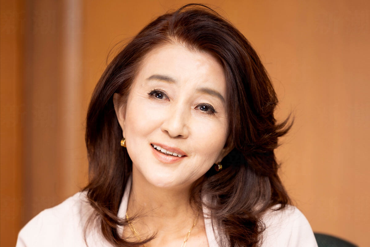 愛する母を見送った後の心の葛藤：秋吉久美子と下重暁子の物語