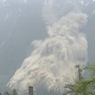 スイス南部の巨大氷河崩壊！村に迫る土石流の影響は？