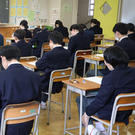 臨時教員派遣の新モデル：塾講師が教壇に立つ時代