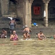 ガンジス川でのサンタ帽騒動！日本人旅行者の行動に物議