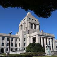 国会議員の月額歳費増加は凍結に！その背景と影響とは