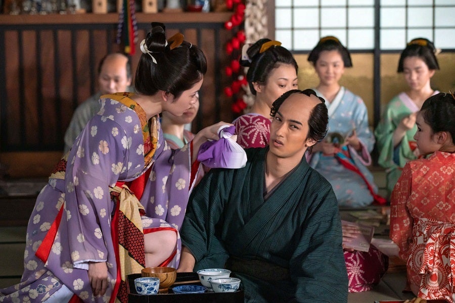 小芝風花の花魁姿に魅了！『べらぼう』オフショットの裏側