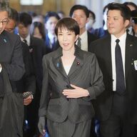 孤立する首相、高市が抱える政権の危機とその背景