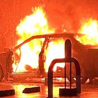 助手席下のバッテリーが危険？車両全焼の原因とその対策